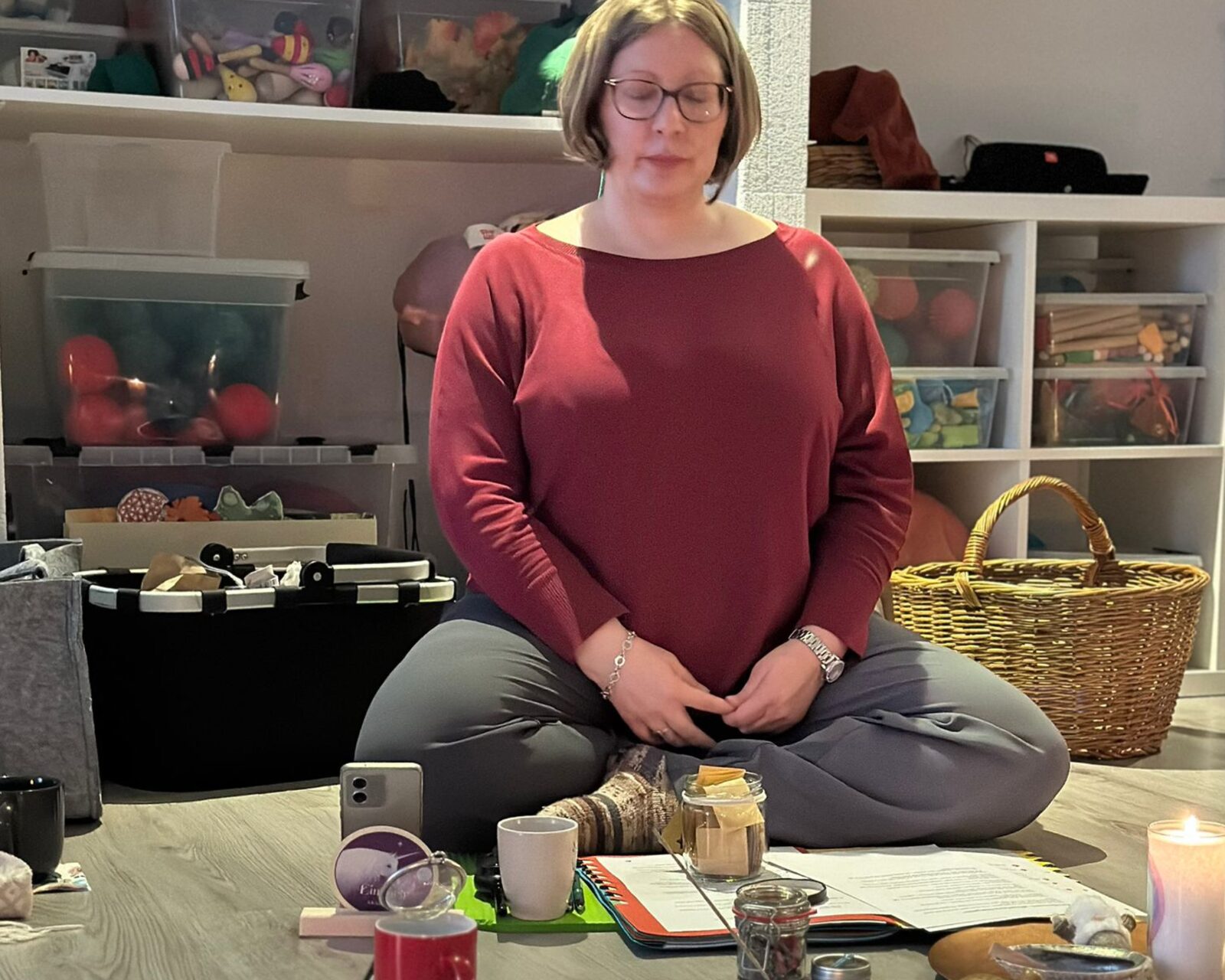 Kerstin Hiemer mit geschlossenen Augen in einer geführten Meditation während eines früheren Rauhnächte-Workshops