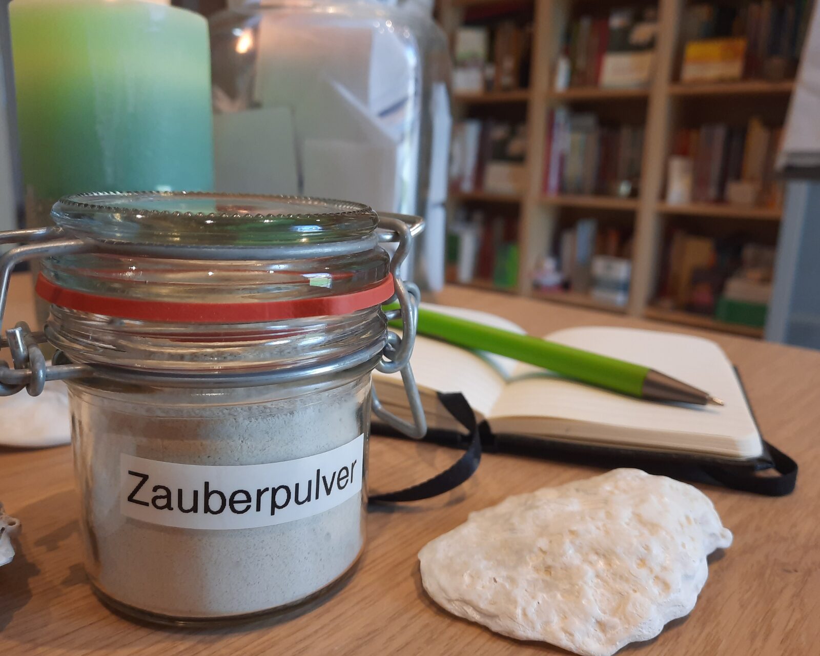 Kerstins eigenes Rauhnachtsritual: ein Glas „Zauberpulver“, Kerzen und ein Journal auf ihrem Schreibtisch